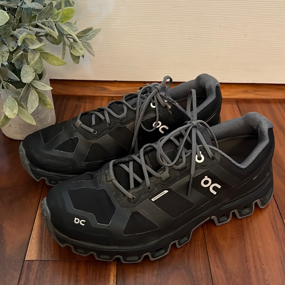 On Cloud 5 Waterproof Sneaker size 7.5